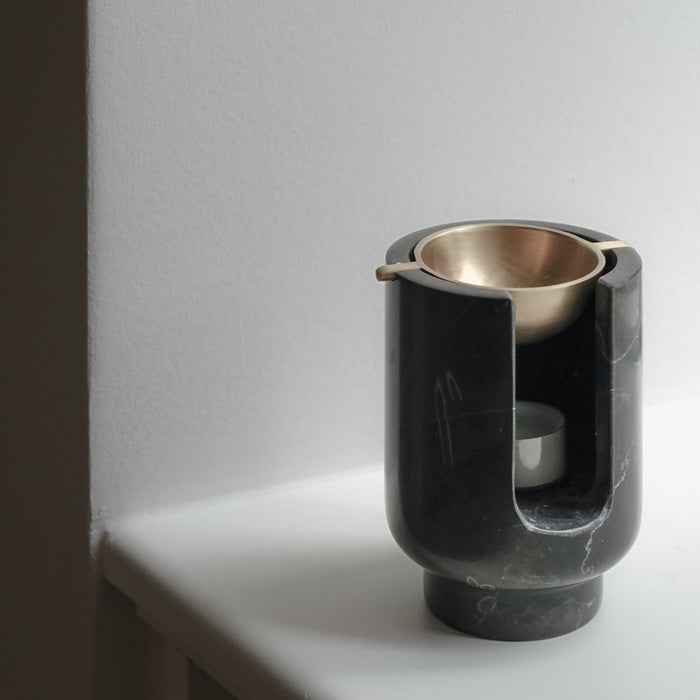 AURA oil burner from BRANDT Collective in shadow black marble an brass bowl