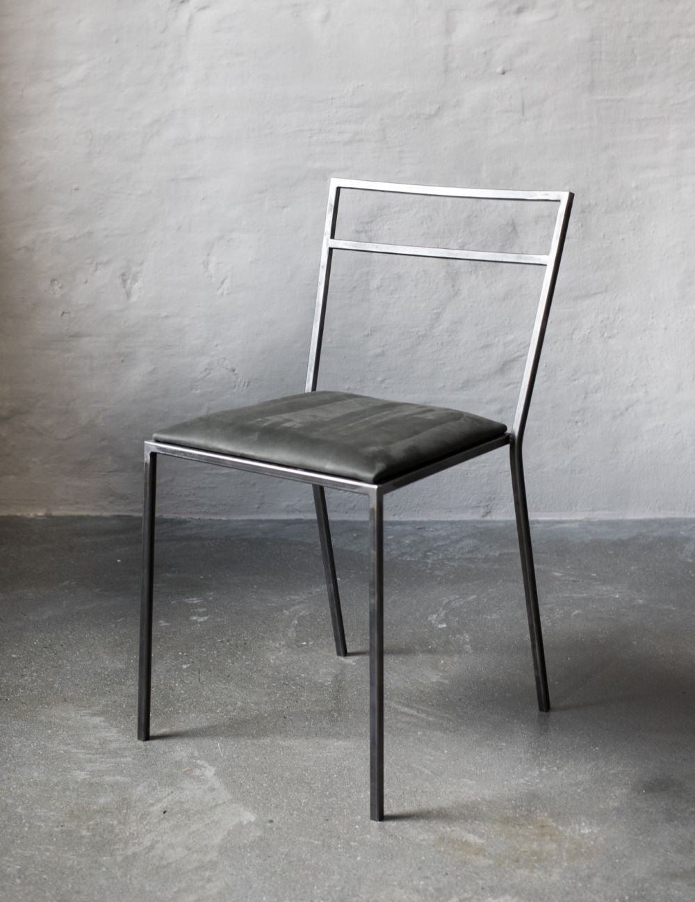 AMASS dining chair - Grey metal / Nubuck (archive PICK-UP)