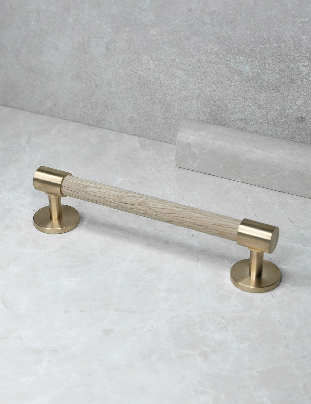 END 30 pull bar handle 160 mm in Brushed Brass/Oak. Luxury cabinet hardware made of solid brass by BRANDT Collective. 