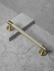 END 30 pull bar handle 192 mm in Brushed Brass/Oak. Luxury cabinet hardware made of solid brass by BRANDT Collective. 