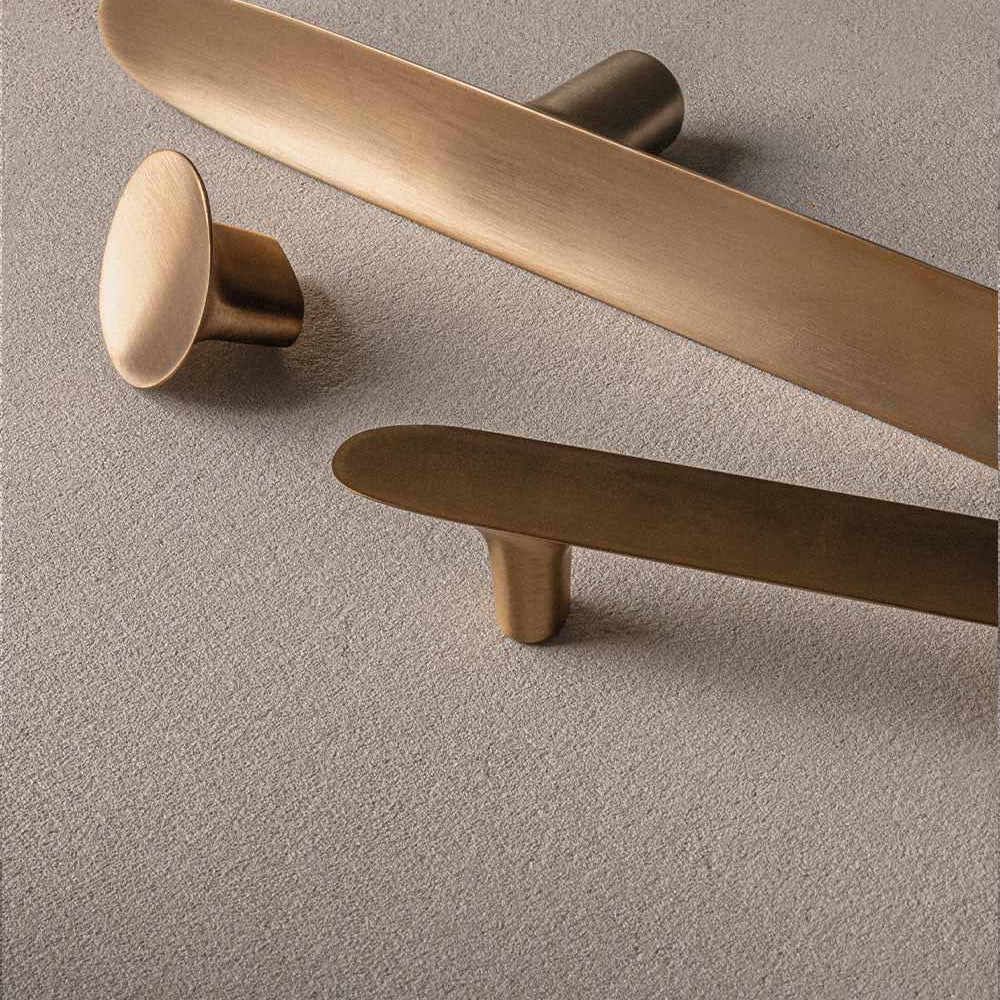 LEAF pull bar 160 mm in brass by BRANDT Collective and Norm architects. Kitchen handle in solid brass.