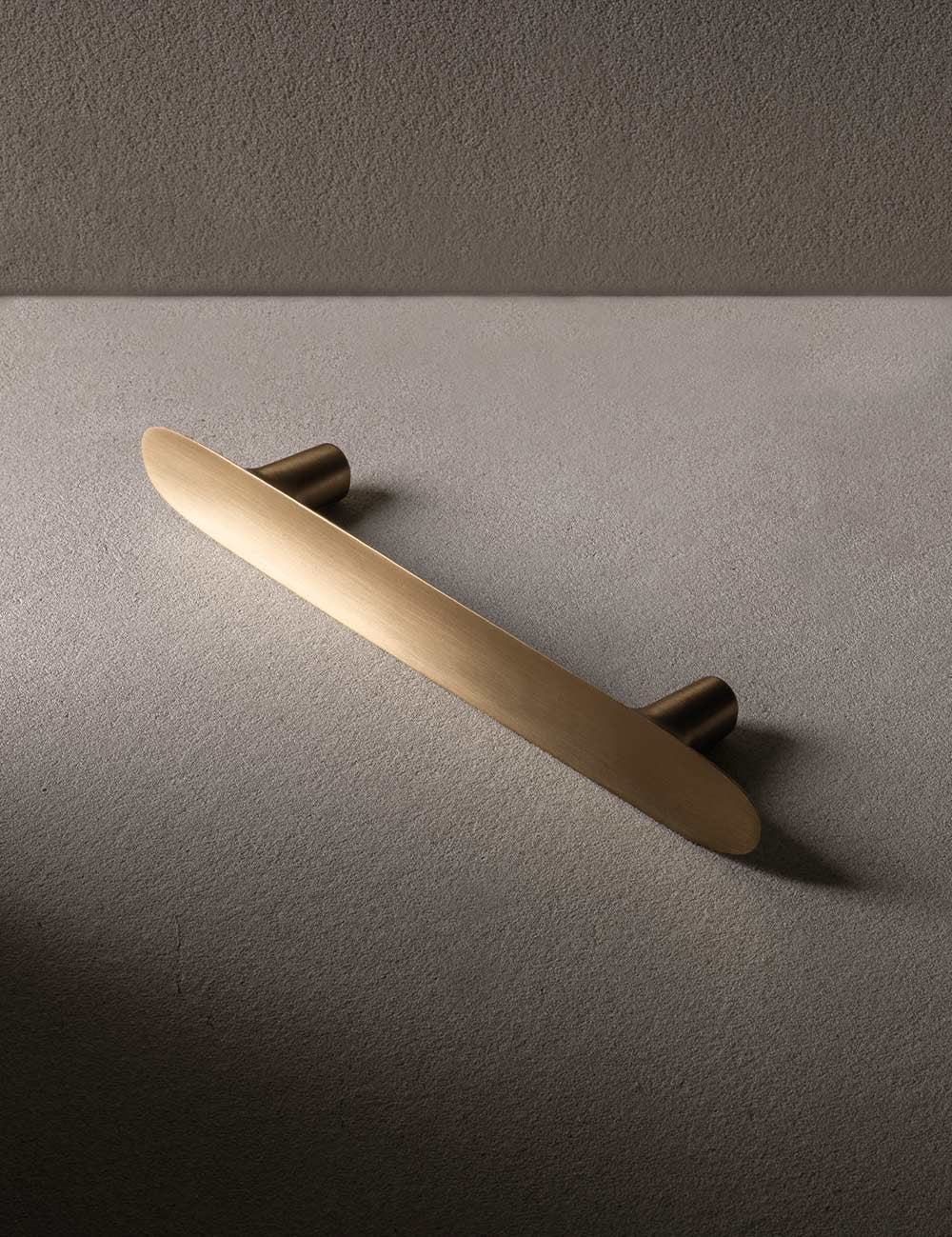 LEAF pull bar 160 mm in brass by BRANDT Collective and Norm architects. Kitchen handle in solid brass.