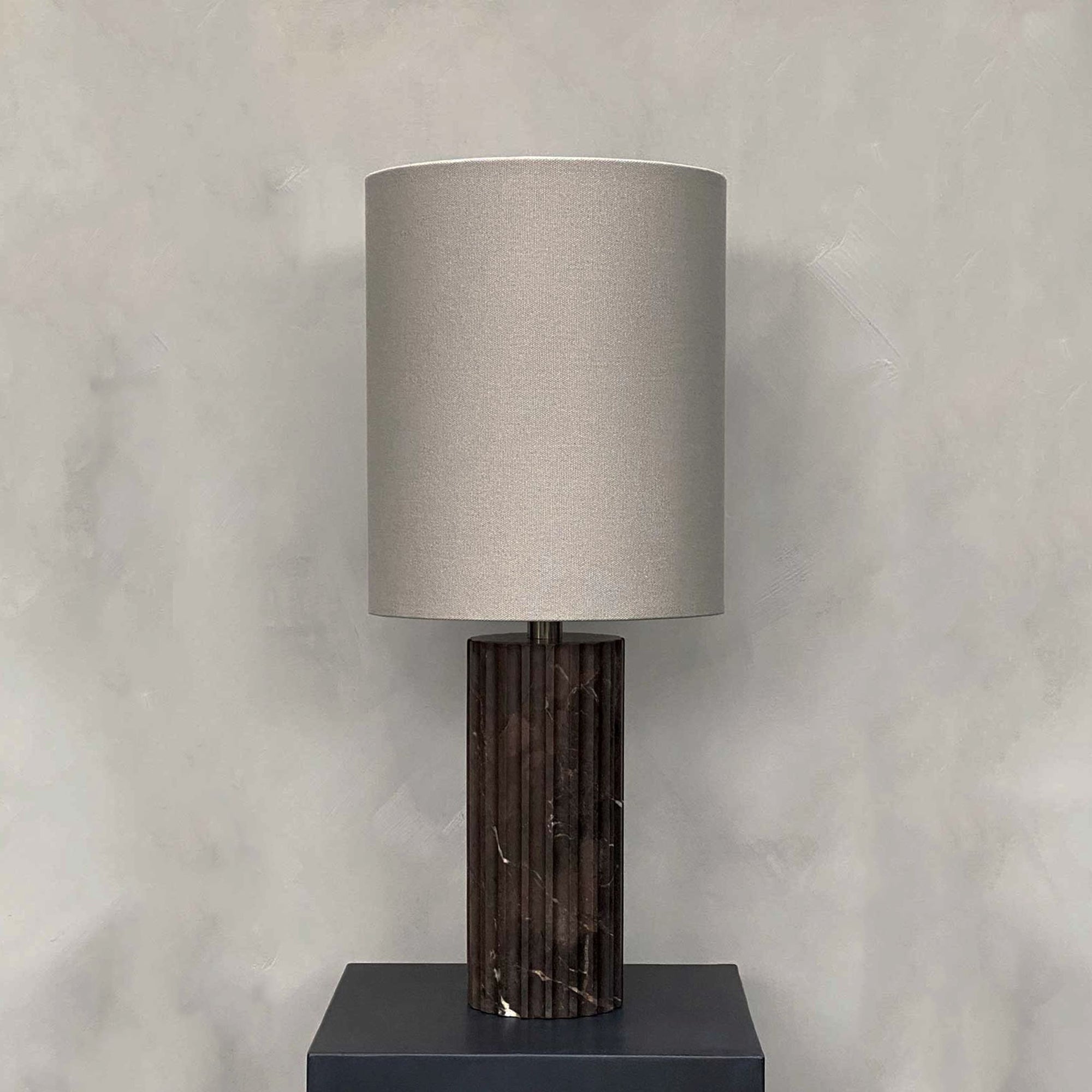 BRANDT Collective COLONNADE table lamp in brown black marble with grey shade