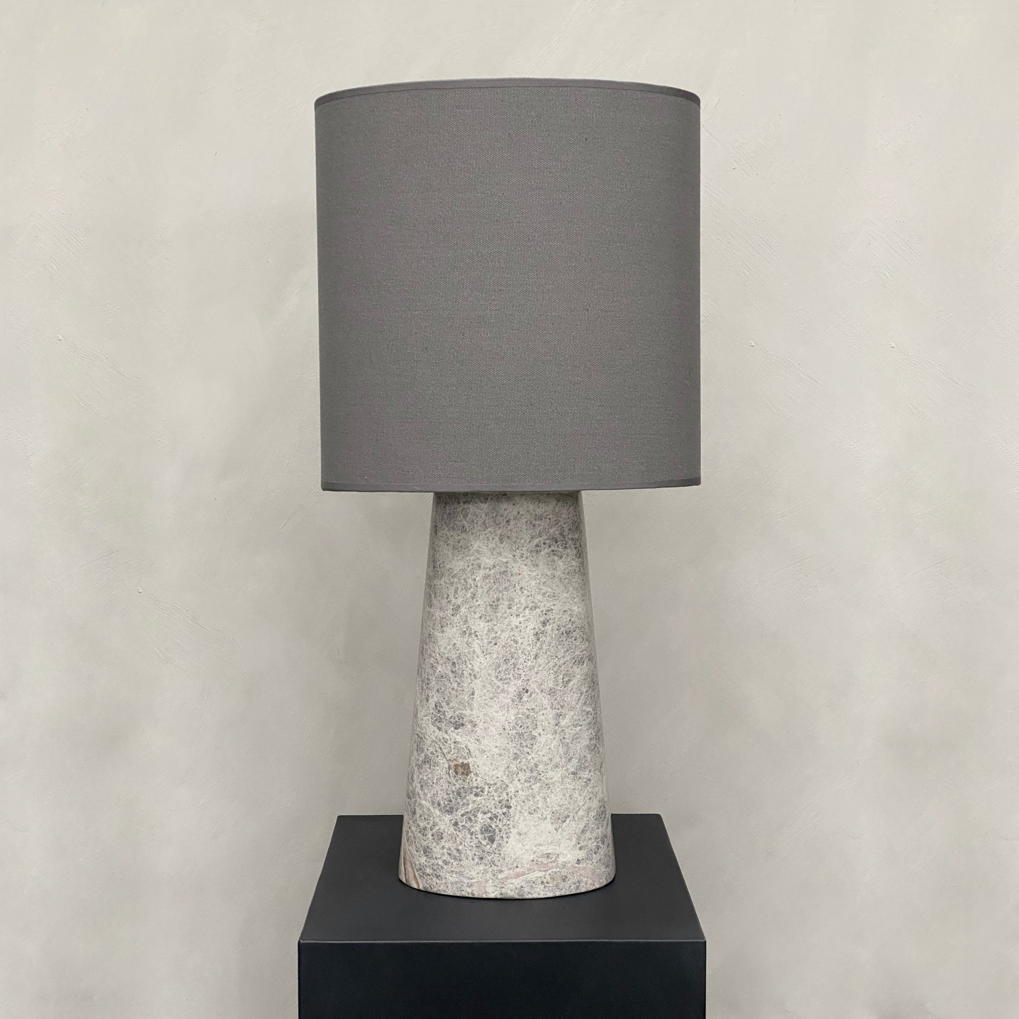 BRANDT Collective VERSO S marble table lamp in Castle Grey