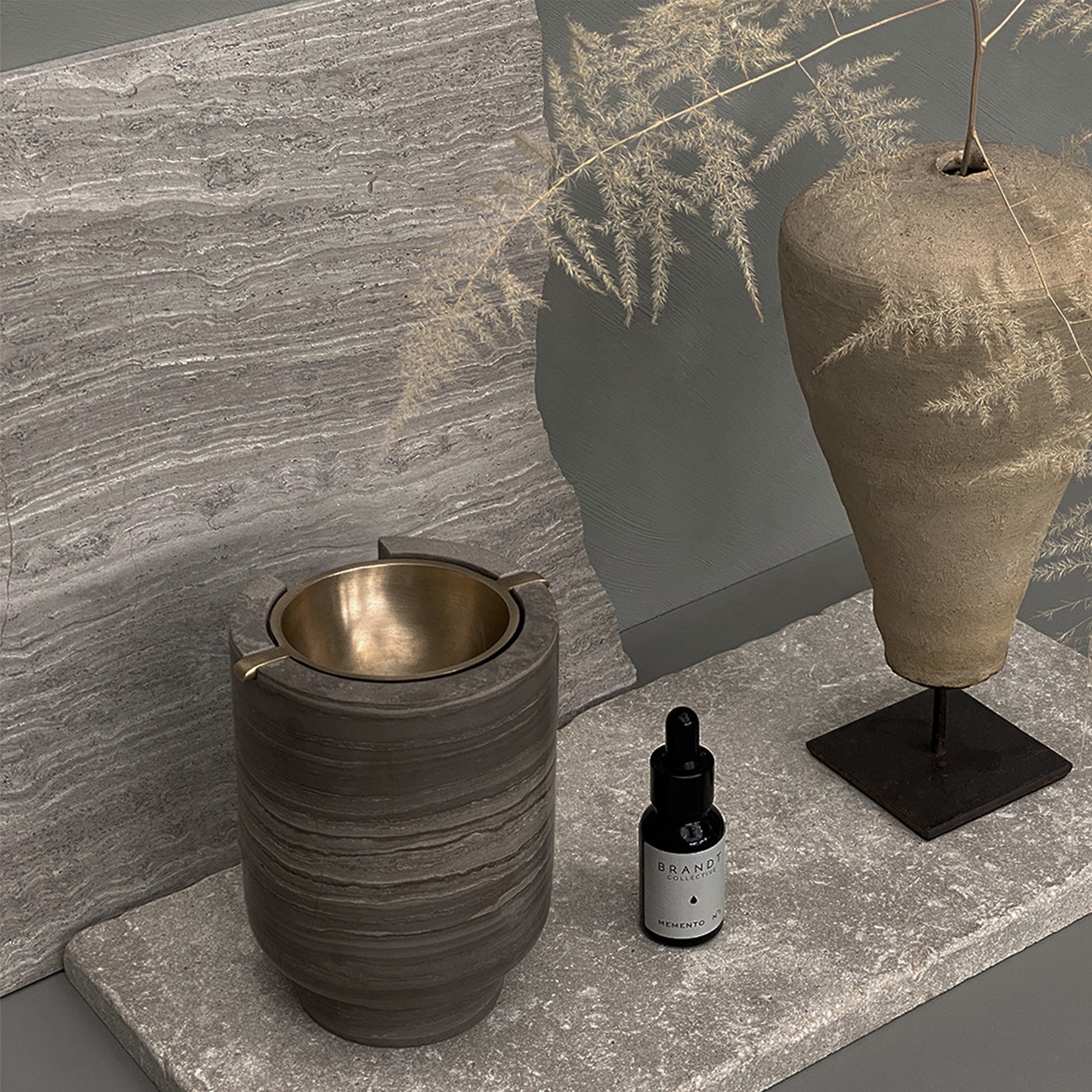 BRANDT Collective AURA Oil Burner in grey marble  Smoke Grey and satin brass bowl