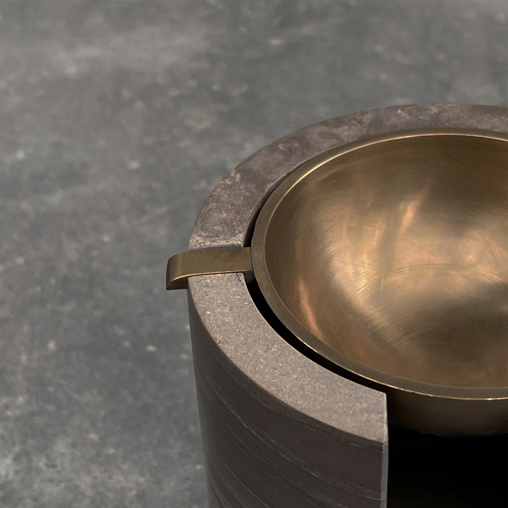 BRANDT Collective AURA Oil Burner in grey marble  Smoke Grey and satin brass bowl