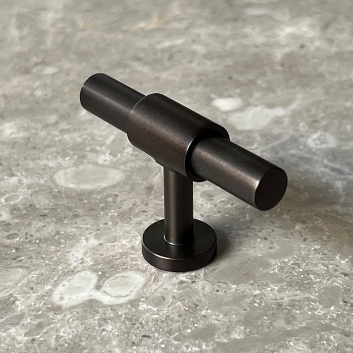 BRANDT Collective hardware T-bar the center refined in burnished brass with burnished brass