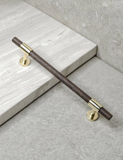 SIGNATURE slim pull bar 182 mm in Polished Brass/Wenge. Modern cabinet hardware made of solid brass by BRANDT Collective.