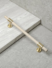 SIGNATURE slim pull bar 182 mm in Satin Brass/Oak. Modern cabinet hardware made of solid brass by BRANDT Collective.