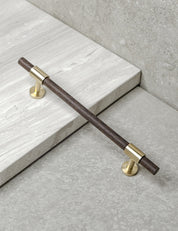 SIGNATURE slim pull bar 182 mm in Satin Brass/Wenge. Modern cabinet hardware made of solid brass by BRANDT Collective.