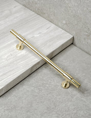 SIGNATURE slim pull bar 182 mm in Polished Brass/Polished Brass. Modern cabinet hardware made of solid brass by BRANDT Collective.