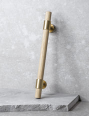 SIGNATURE 20 Pull bar handle 188 mm in Brushed Brass/Oak. Luxury cabinet hardware made of solid brass by BRANDT Collective. 