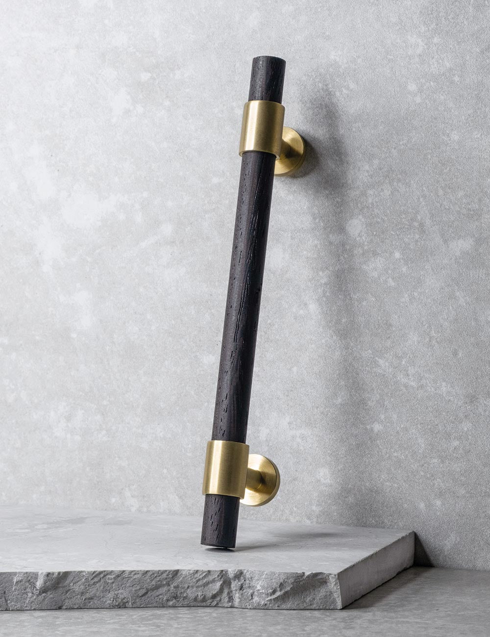 SIGNATURE 20 Pull bar handle 188 mm in Brushed Brass/Wenge. Luxury cabinet hardware made of solid brass by BRANDT Collective. 