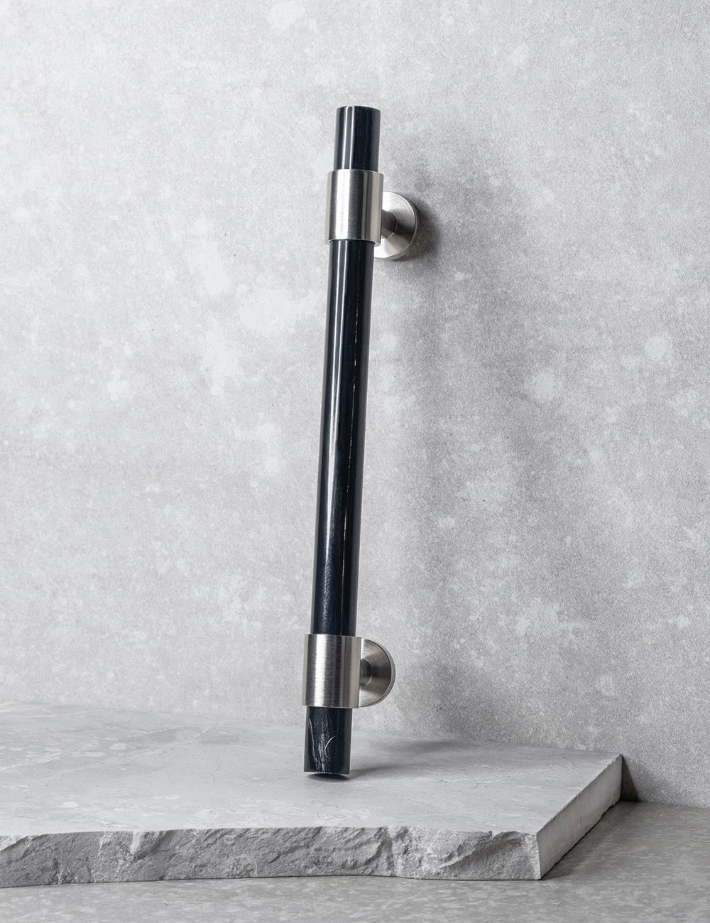 SIGNATURE 20 Pull bar handle 188 mm in Brushed Nickel/Black Horn. Luxury cabinet hardware made of solid brass by BRANDT Collective. 