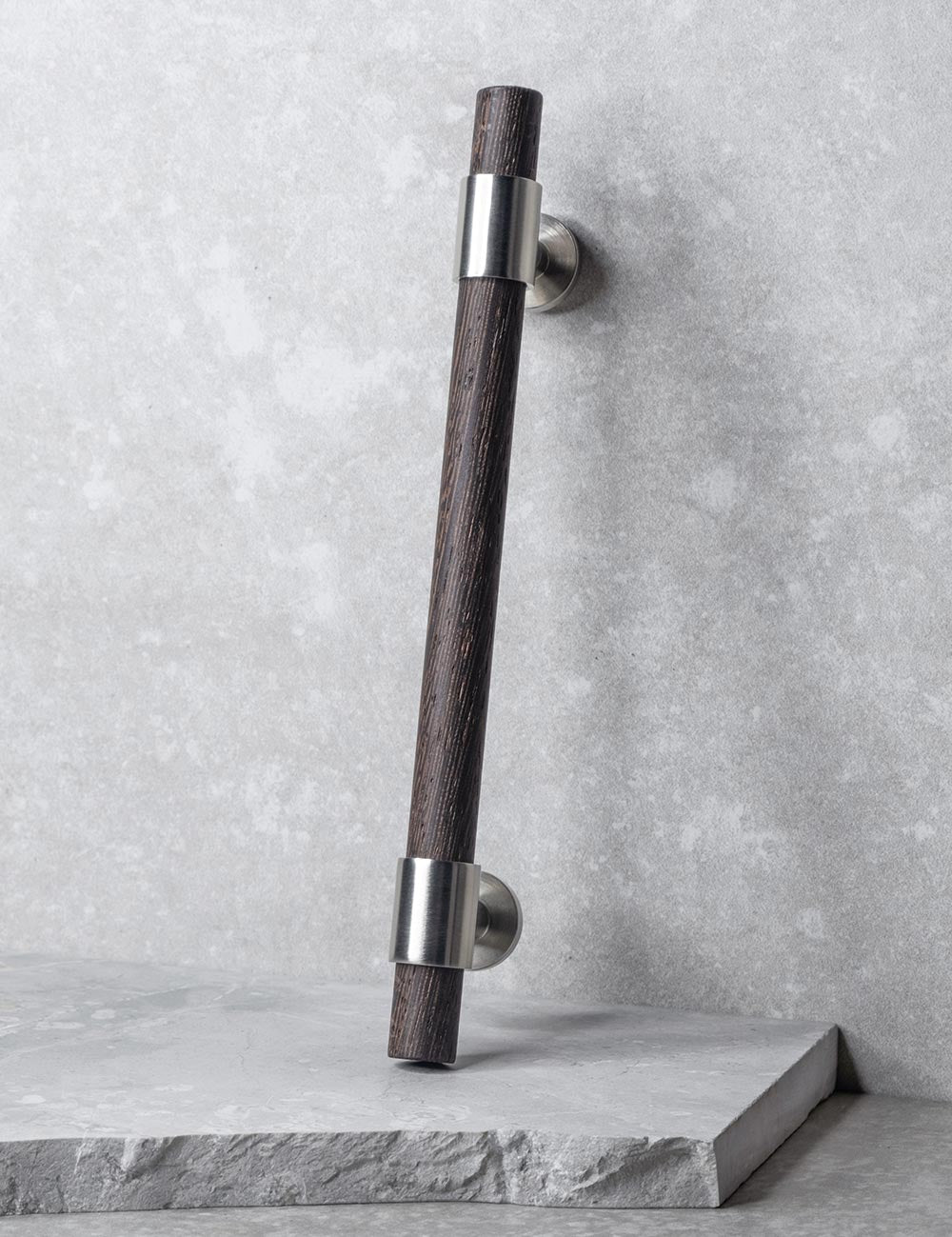 SIGNATURE 20 Pull bar handle 188 mm in Brushed Nickel/Wenge. Luxury cabinet hardware made of solid brass by BRANDT Collective. 