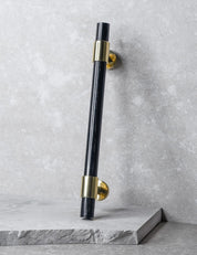 SIGNATURE 20 Pull bar handle 188 mm in Polished Brass/Black Horn. Luxury cabinet hardware made of solid brass by BRANDT Collective. 