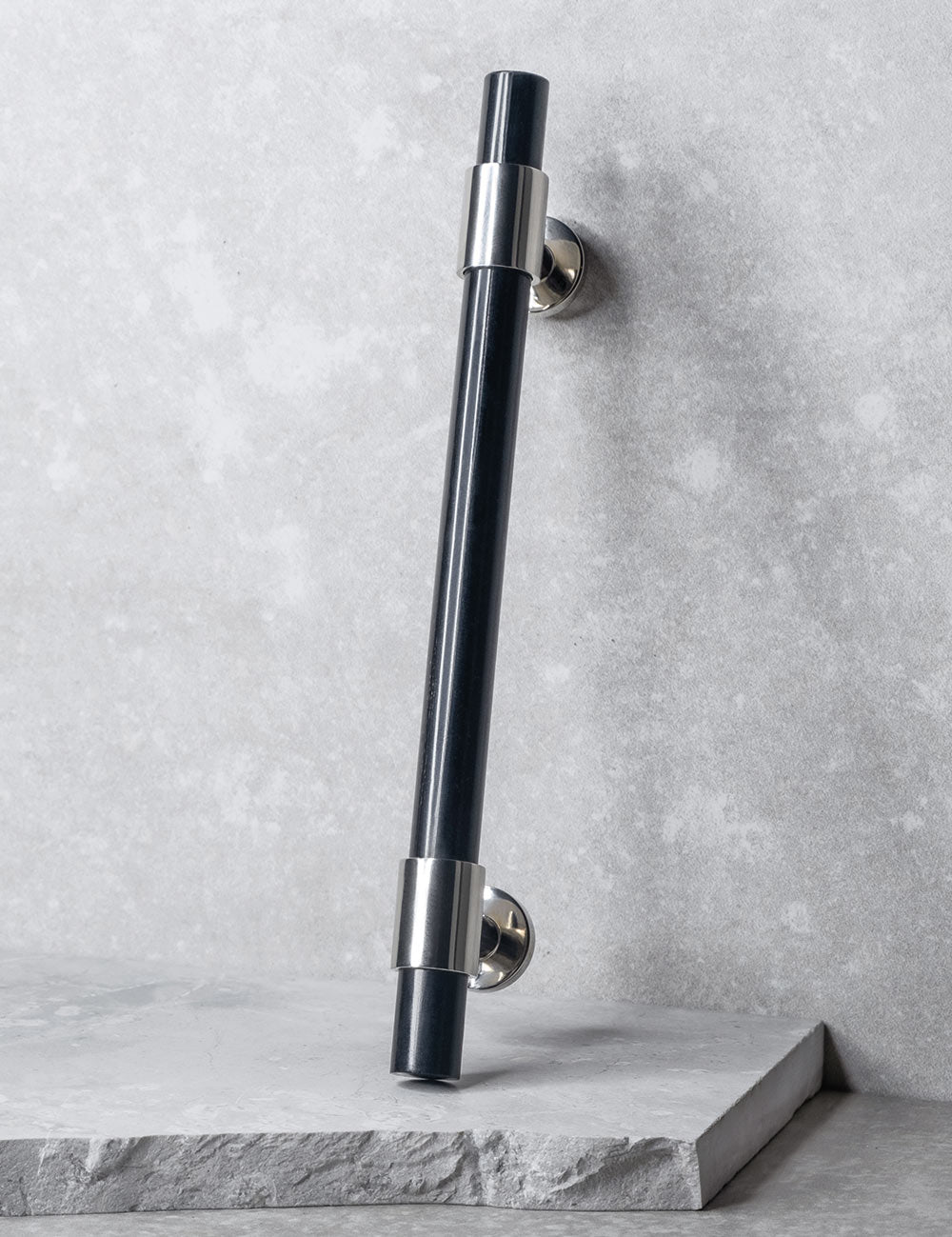 SIGNATURE 20 Pull bar handle 188 mm in Polished Nickel/Black Horn. Luxury cabinet hardware made of solid brass by BRANDT Collective. 