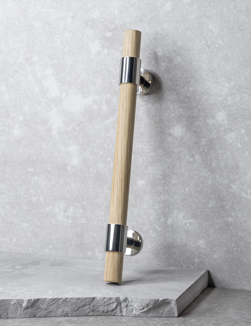 SIGNATURE 20 Pull bar handle 188 mm in Polished Nickel/Oak. Luxury cabinet hardware made of solid brass by BRANDT Collective. 