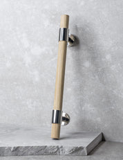 SIGNATURE 20 Pull bar handle 188 mm in Polished Nickel/Oak. Luxury cabinet hardware made of solid brass by BRANDT Collective. 