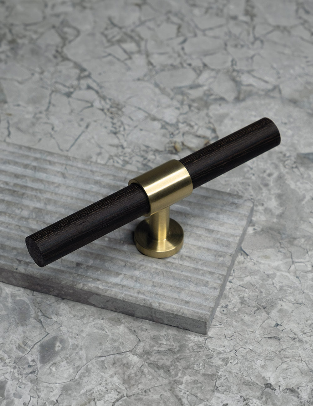 SIGNATURE 20 T-bar 113 mm in brushed brass and wenge by BRANDT Collective luxury cabinet hardware