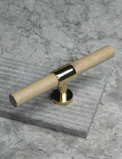 SIGNATURE 20 T-bar 113 mm in polished brass and oak by BRANDT Collective luxury cabinet hardware