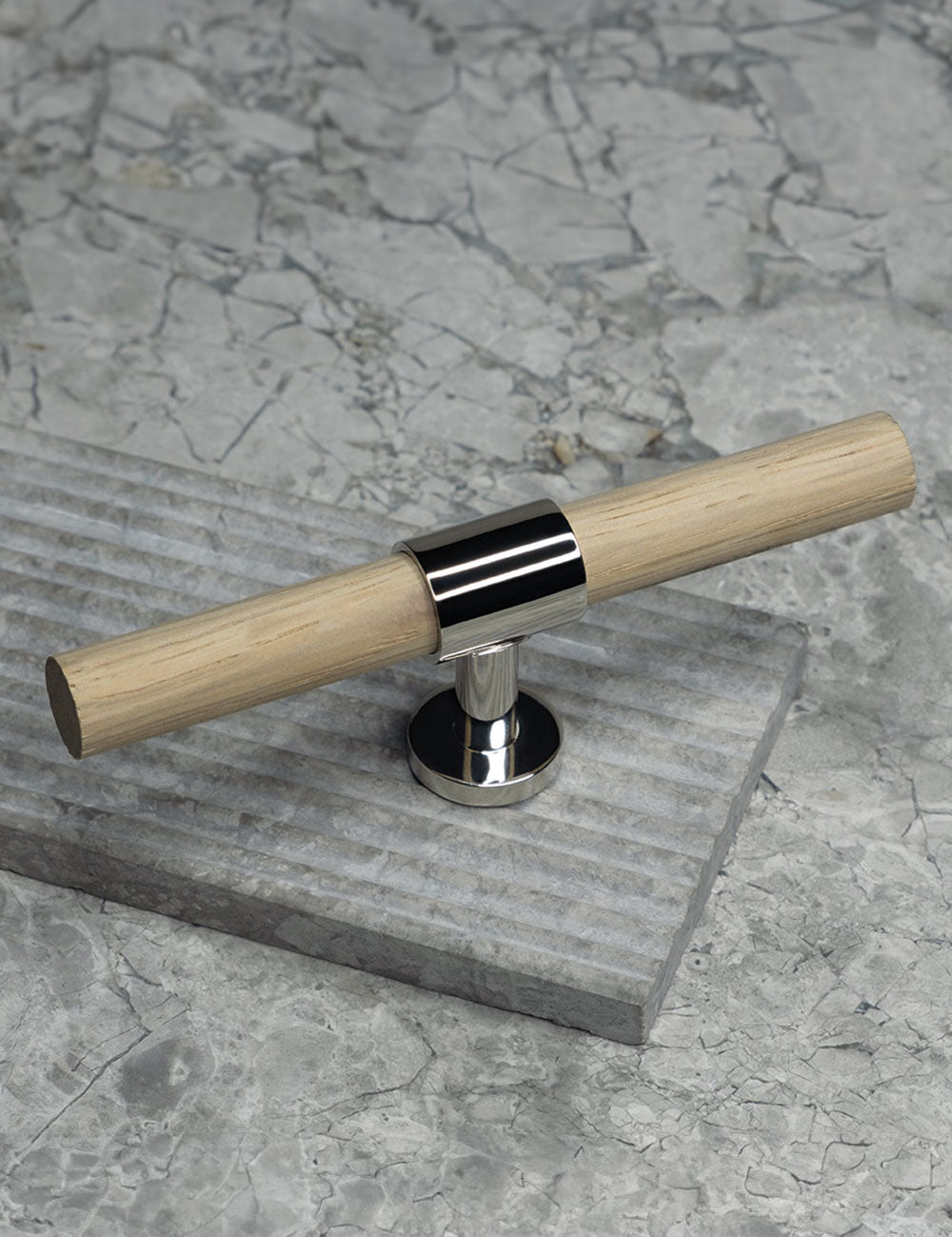 SIGNATURE 20 T-bar 113 mm in polished nickel and oak by BRANDT Collective luxury cabinet hardware