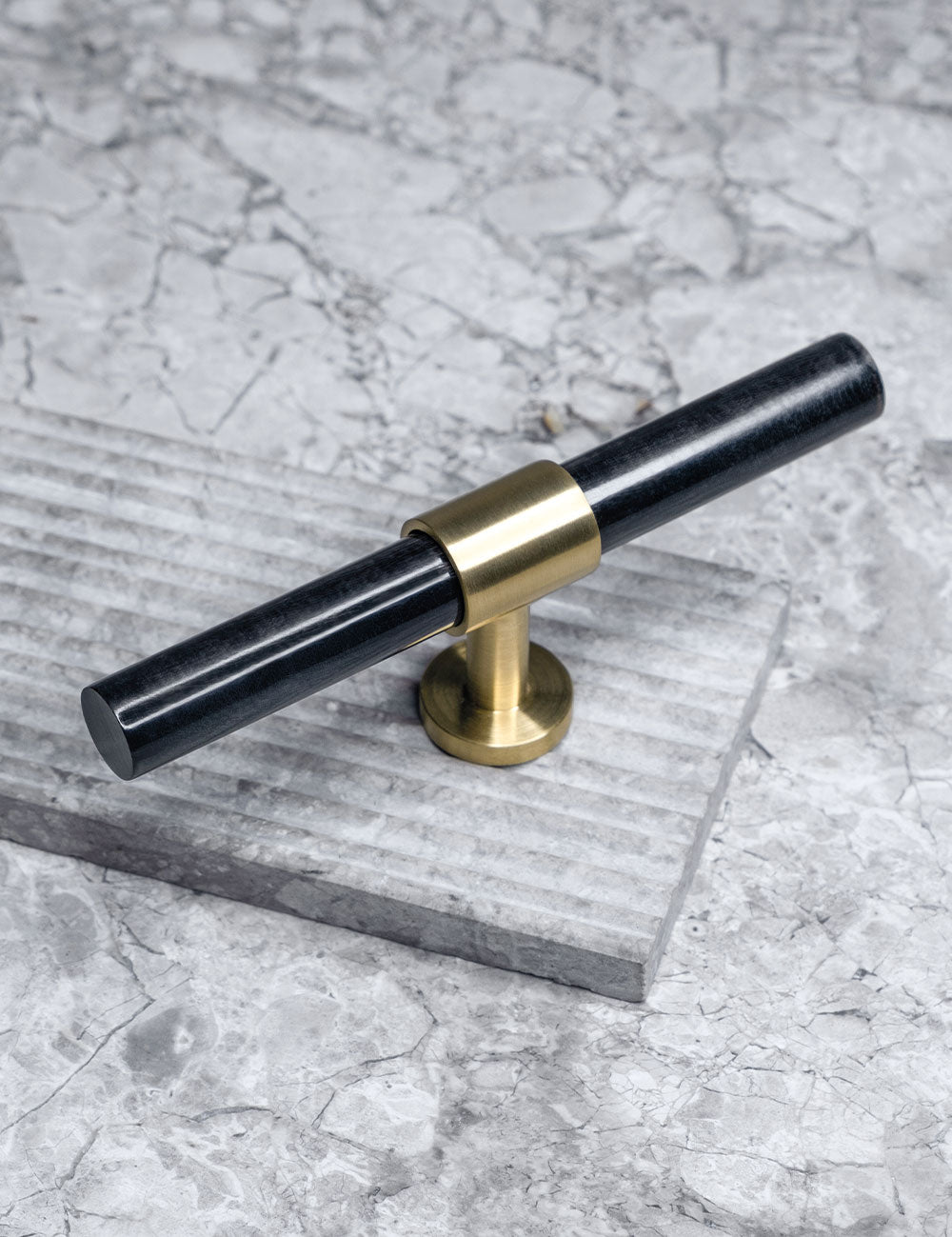 SIGNATURE 20 T-bar handle 156 mm in Brushed Brass/Black Horn. Luxury cabinet hardware made of solid brass by BRANDT Collective. 