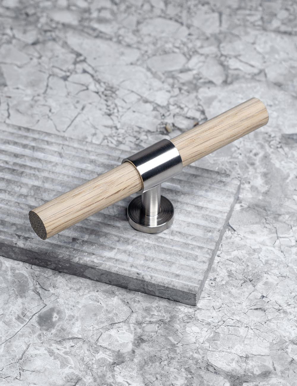 SIGNATURE 20 T-bar handle 156 mm in Brushed Nickel/Oak. Luxury cabinet hardware made of solid brass by BRANDT Collective. 