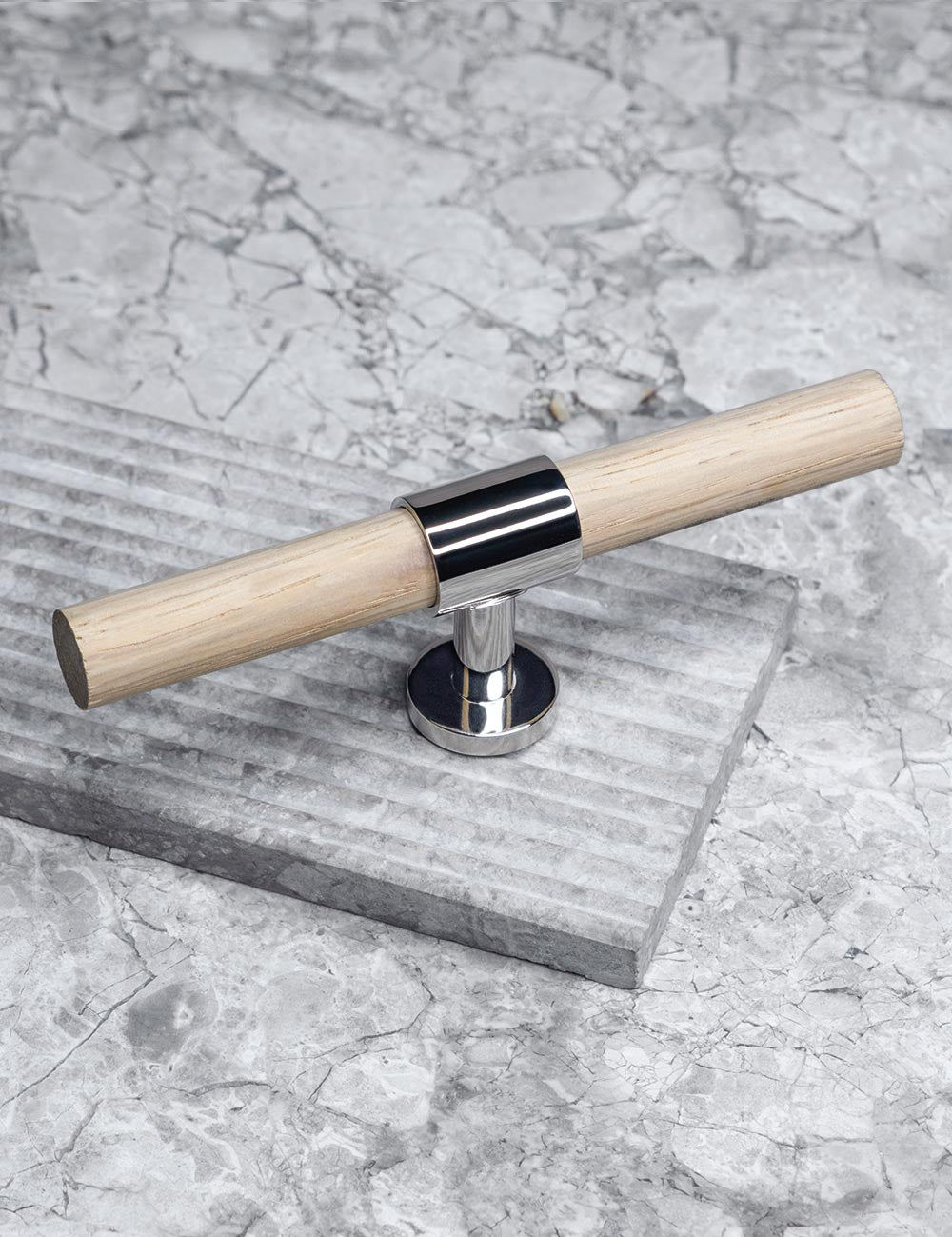 SIGNATURE 20 T-bar handle 156 mm in Polished Nickel/Oak. Luxury cabinet hardware made of solid brass by BRANDT Collective. 