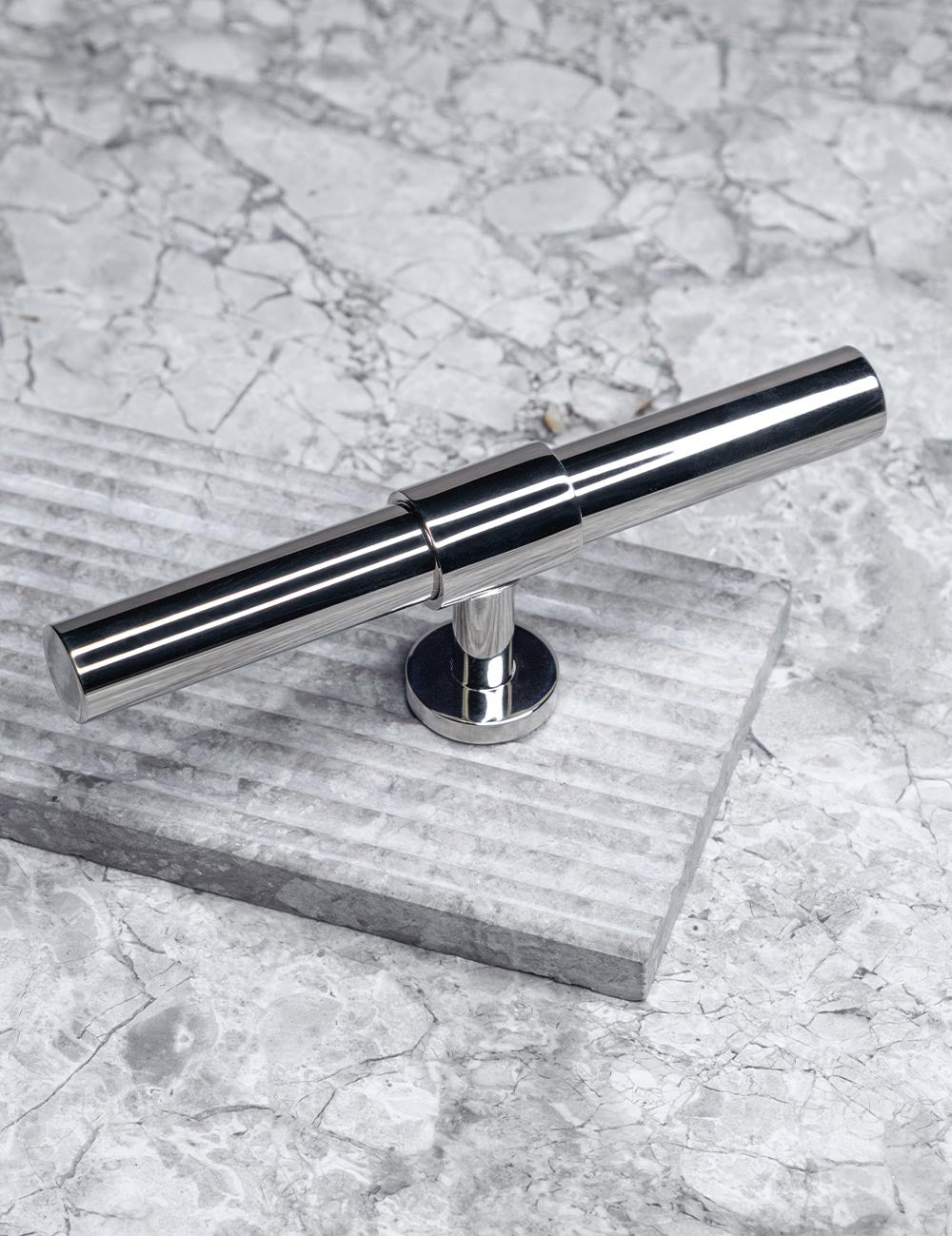 SIGNATURE 30 T-bar handle 156 mm in Polished Nickel/Polished Nickel. Luxury cabinet hardware made of solid brass by BRANDT Collective. 