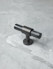 SIGNATURE 20 T-bar 60 mm in Burnished Brass/Black Horn. Luxury kitchen hardware made of solid brass by BRANDT Collective.