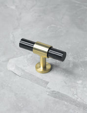 SIGNATURE 20 T-bar handle 60 mm in Brushed Brass/Black Horn. Luxury kitchen hardware made of solid brass by BRANDT Collective.