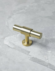 SIGNATURE 20 T-bar handle 60 mm in Brushed Brass/Brushed Brass. Luxury kitchen hardware made of solid brass by BRANDT Collective. 