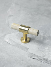 SIGNATURE 20 T-bar handle 60 mm in Brushed Brass/Oak. Luxury kitchen hardware made of solid brass by BRANDT Collective. 