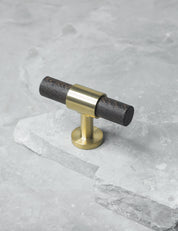 SIGNATURE 20 T-bar handle 60 mm in Brushed Brass/Wenge. Luxury kitchen hardware made of solid brass by BRANDT Collective. 