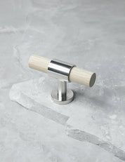 SIGNATURE 20 T-bar handle 60 mm in Brushed Nickel/Oak. Luxury kitchen hardware made of solid brass by BRANDT Collective. 