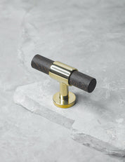 SIGNATURE 20 T-bar handle 60 mm in Polished Brass/Wenge. Luxury kitchen hardware made of solid brass by BRANDT Collective.