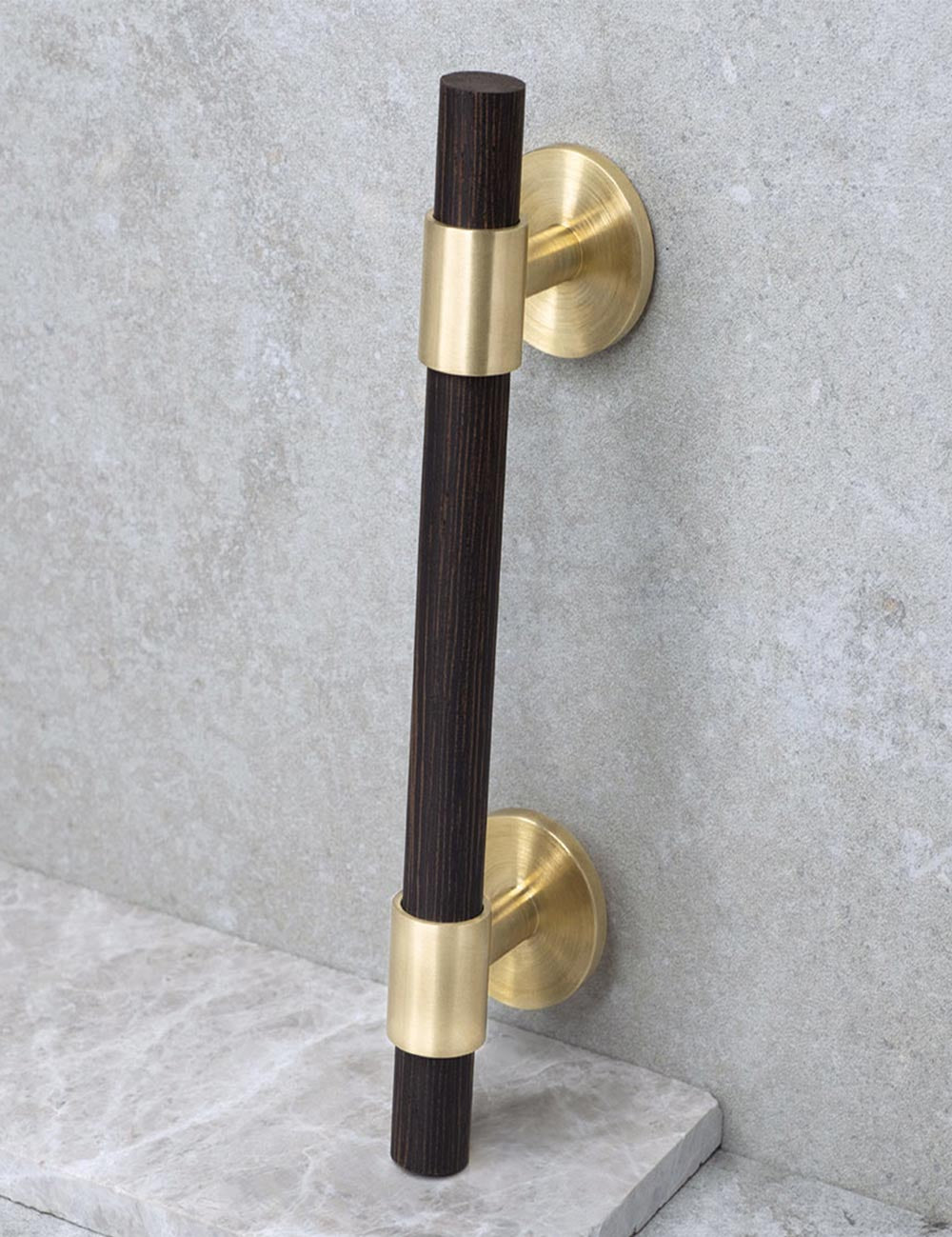 SIGNATURE pull bar 156 mm - Brass/Wenge