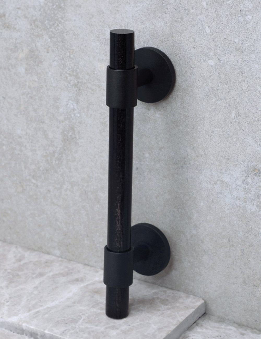 SIGNATURE 30 Pull bar handle 156 mm in Nearly Black/Black Horn. Luxury cabinet hardware made of solid brass by BRANDT Collective.