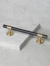 SIGNATURE pull bar 188 mm - Brass/Black Horn