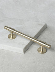 SIGNATURE 30 Pull bar handle 188 mm in Brushed Brass/Brushed Brass. Luxury cabinet hardware made of solid brass by BRANDT Collective.