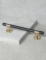 SIGNATURE pull bar 188 mm - Polished Brass/Black Horn