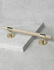 SIGNATURE pull bar 188 mm - Polished Brass/Oak