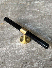 SIGNATURE 30 T-bar handle 156 mm in Brushed Brass/Black Horn. Luxury cabinet hardware made of solid brass by BRANDT Collective. 