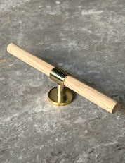 SIGNATURE 30 T-bar handle 156 mm in Polished Brass/Oak. Luxury cabinet hardware made of solid brass by BRANDT Collective. 