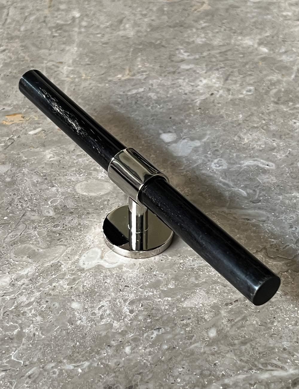 SIGNATURE 30 T-bar handle 156 mm in Polished Nickel/Black Horn. Luxury cabinet hardware made of solid brass by BRANDT Collective. 