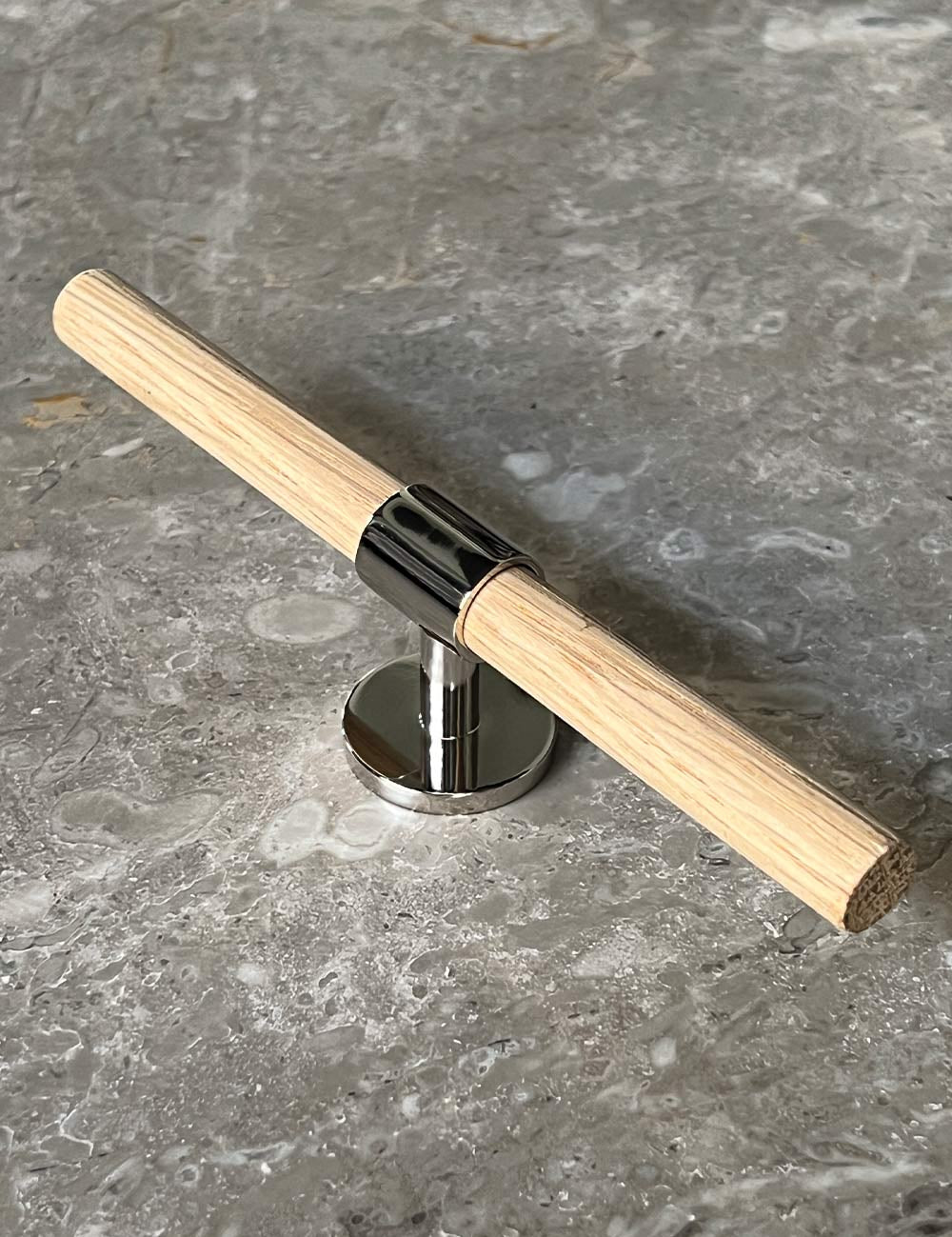 SIGNATURE 30 T-bar handle 156 mm in Polished Nickel/Oak. Luxury cabinet hardware made of solid brass by BRANDT Collective. 