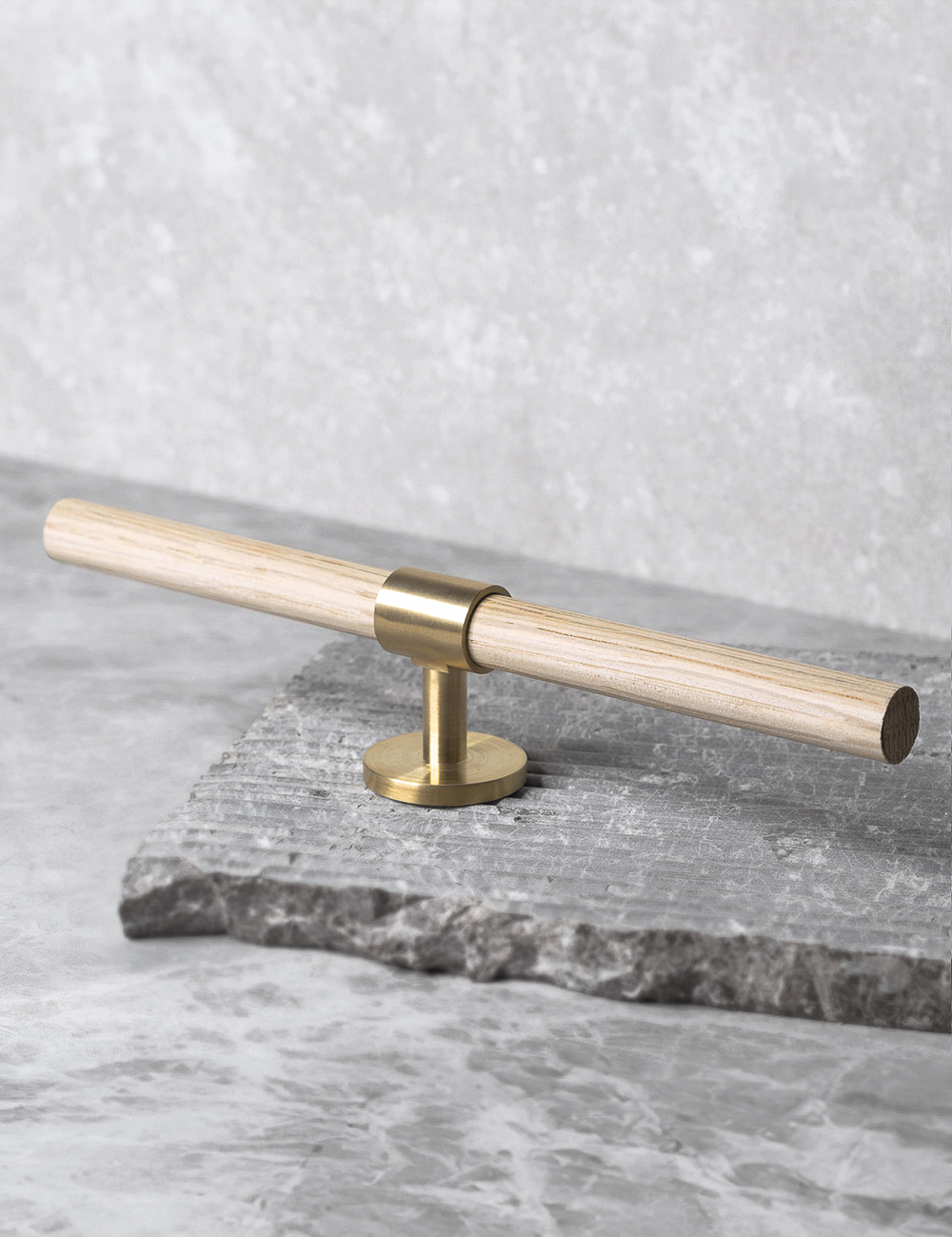 SIGNATURE 30 T-bar handle 188 mm in Brushed Brass/Oak. Luxury cabinet hardware made of solid brass by BRANDT Collective.