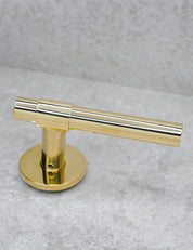 SIGNATURE door handle in Polished Brass/Polished Brass. Modern door hardware made of solid brass by BRANDT Collective.