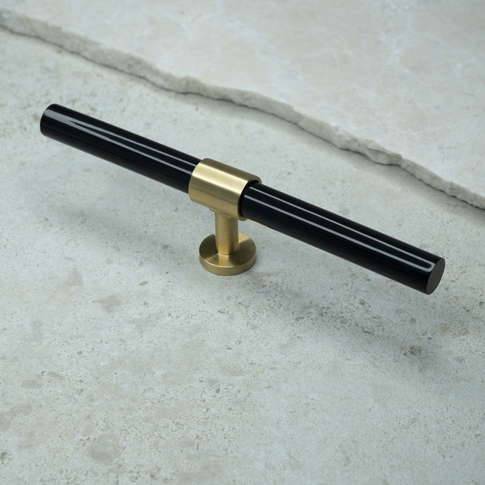 SIGNATURE 20 T-bar handle 188 mm in Brushed Brass/Black Horn. Luxury cabinet hardware made of solid brass by BRANDT Collective. 